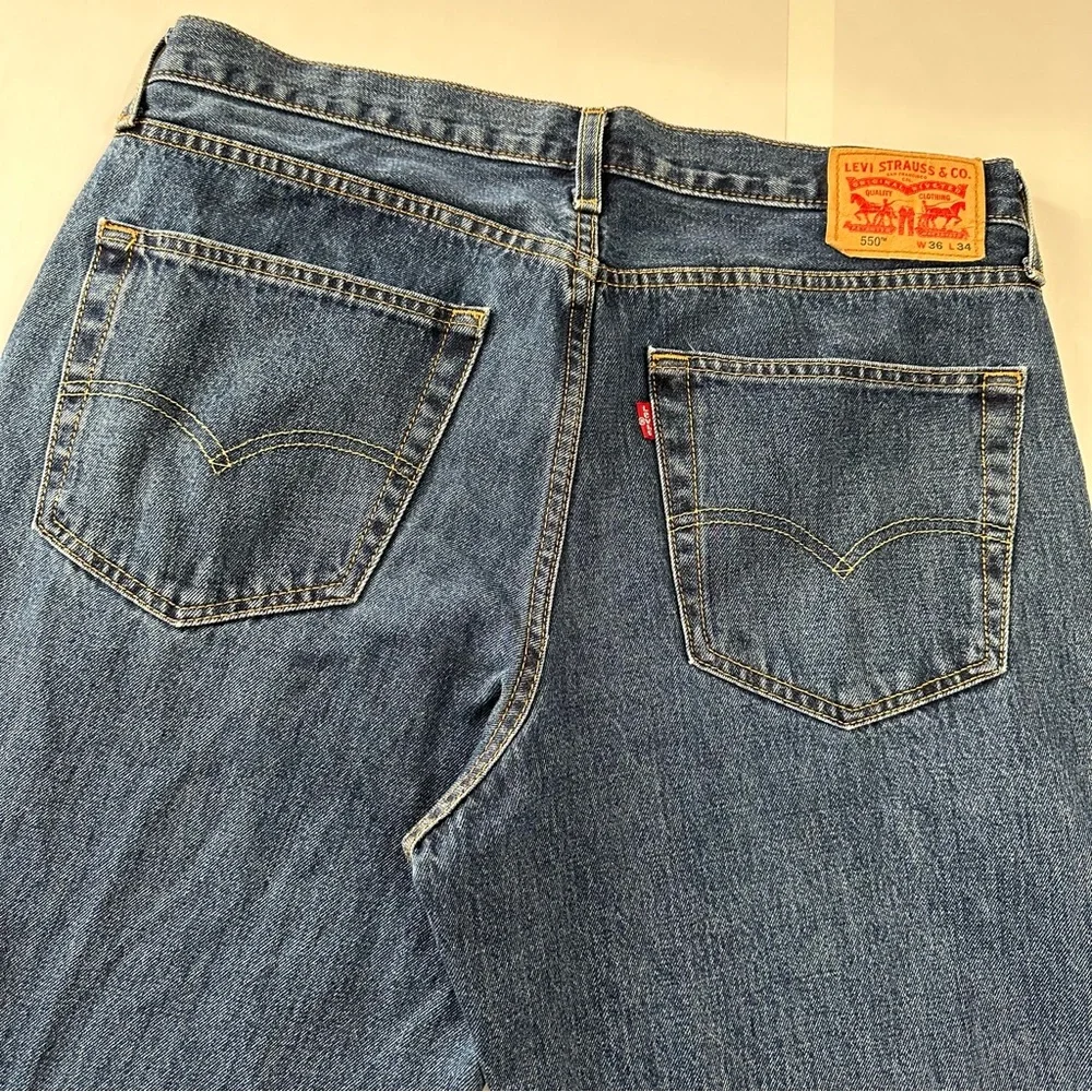 Levi’s men’s size 36/34 550‎ dark wash straight leg denim jeans